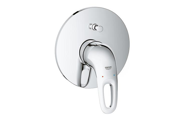 A chrome-finished single lever bath/shower mixer trim with a modern design.
