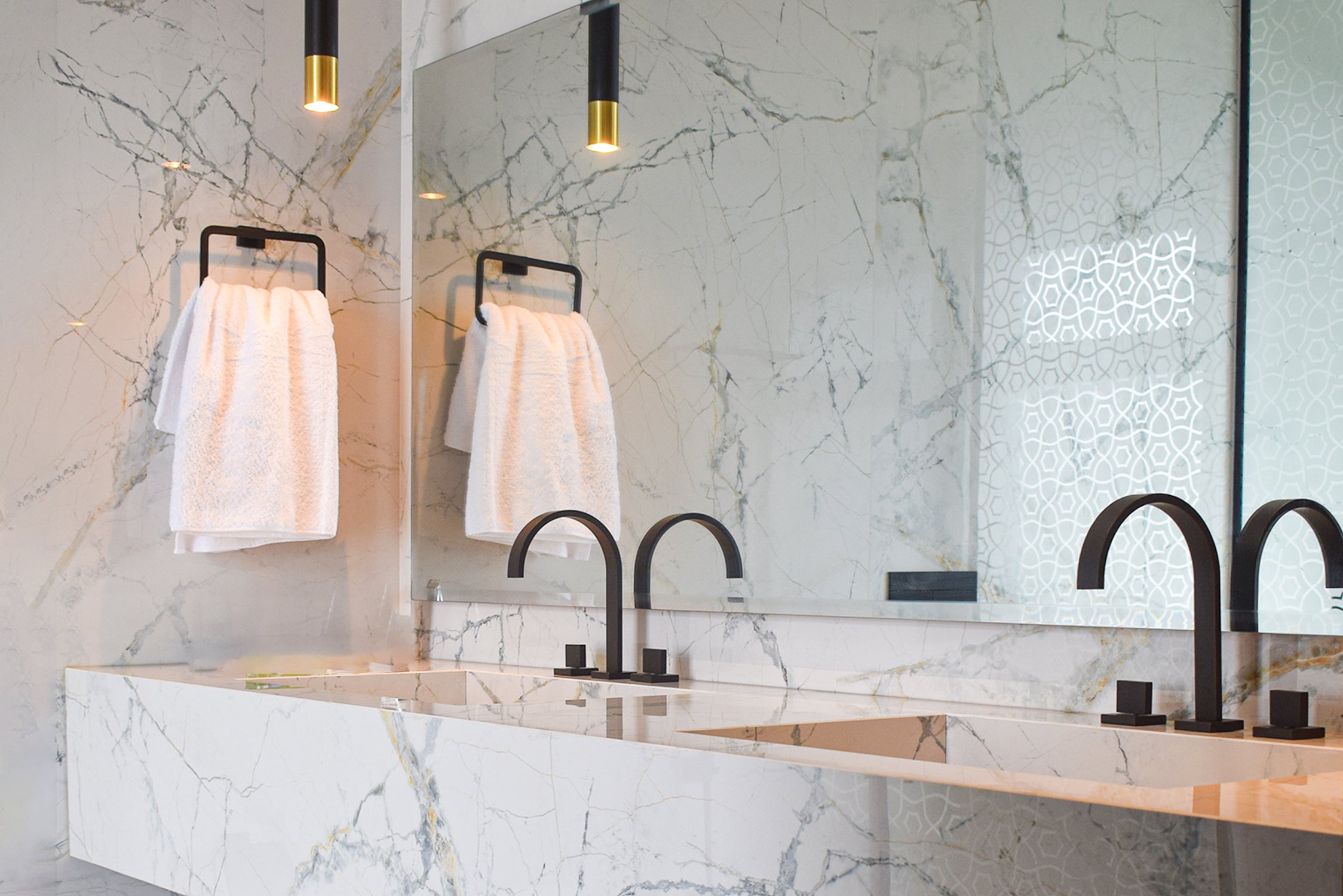 Client review praising Sardar & Co’s premium bathroom accessories and tiles