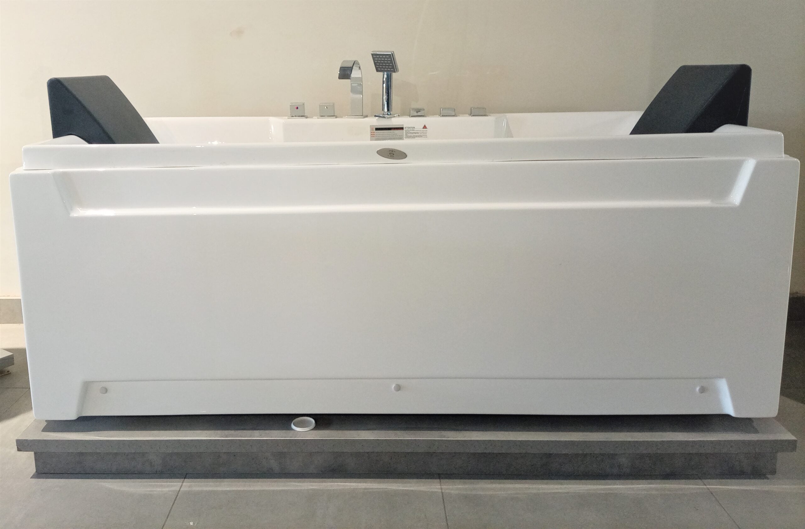 CRW Lynn Ser bathtub in Pakistan with sleek design and modern features for a luxurious bathroom experience.